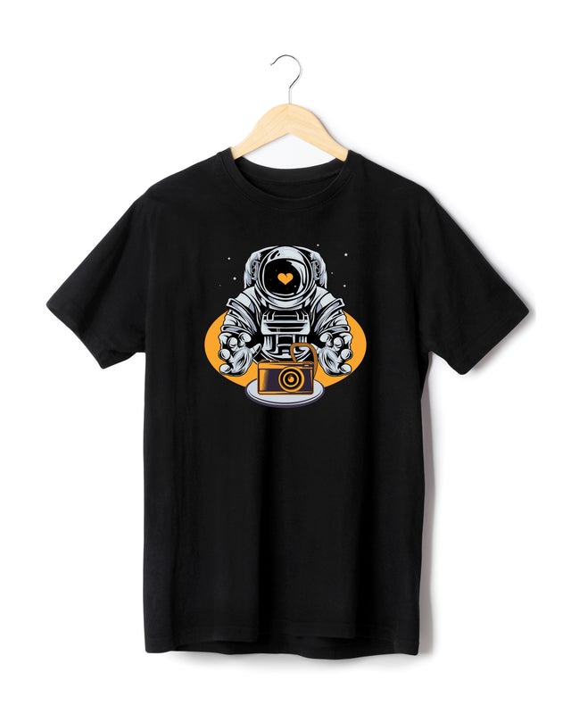 ASTRONAUT WITH CAMERA T-SHIRT - ORGANIC